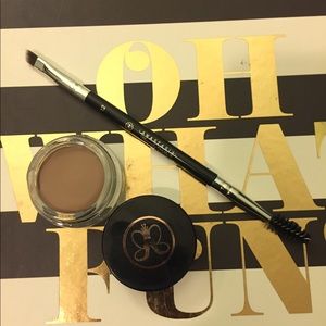 Anastasia Dipbrow with #12 Brush